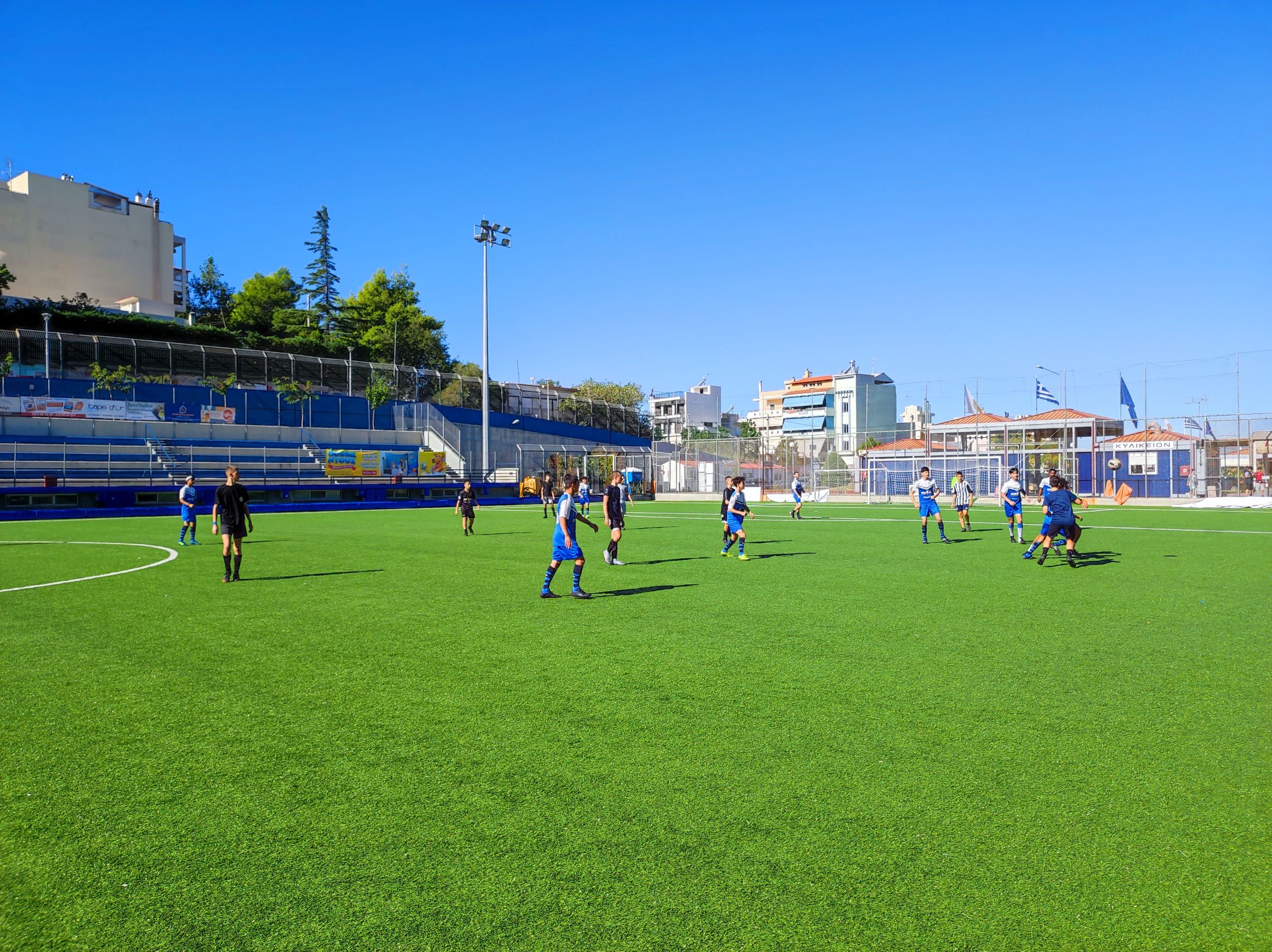 Τα παιδιά του 1ου Γυμνασίου Ηρακλείου Αττικής αναμετρήθηκαν με την Εθνική Ομάδα Αστέγων σε έναν ποδοσφαιρικό αγώνα που δίδαξε αγάπη 
